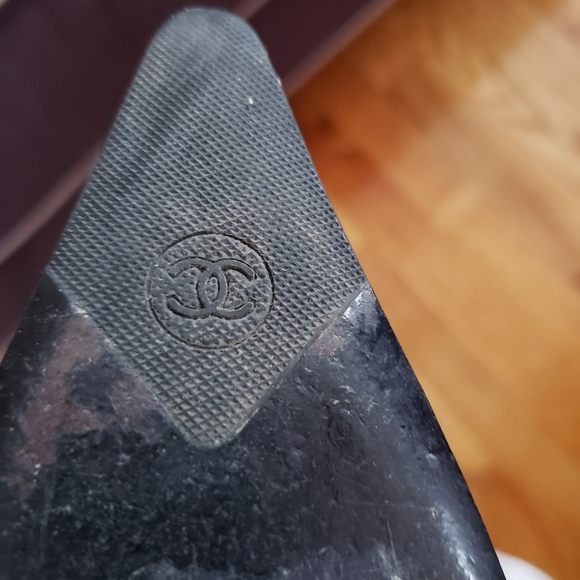 Chanel boots Brown size 7.5 in good condition. There is a nick on the left heel. - Picture 4 of 9